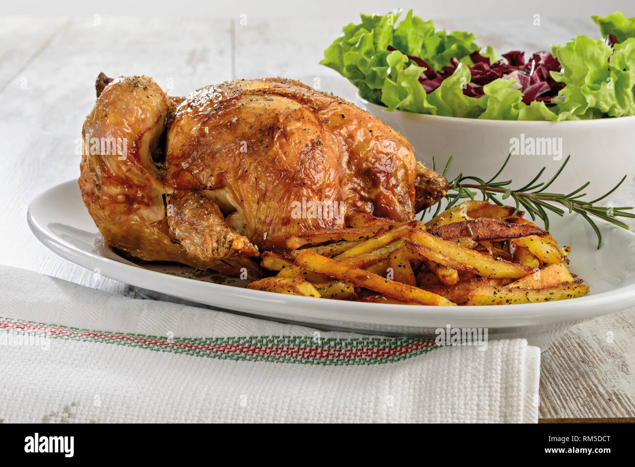 pollo arrosto intero Stock Photo - Alamy