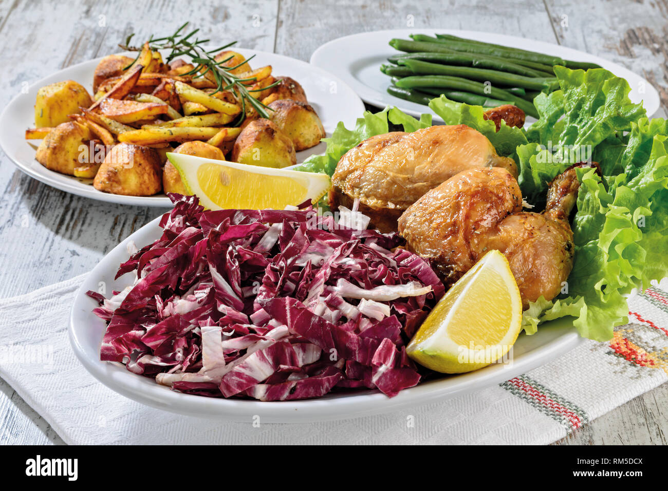 cosce di pollo fagiolini patatine e  insalata  fronte primo piano Stock Photo