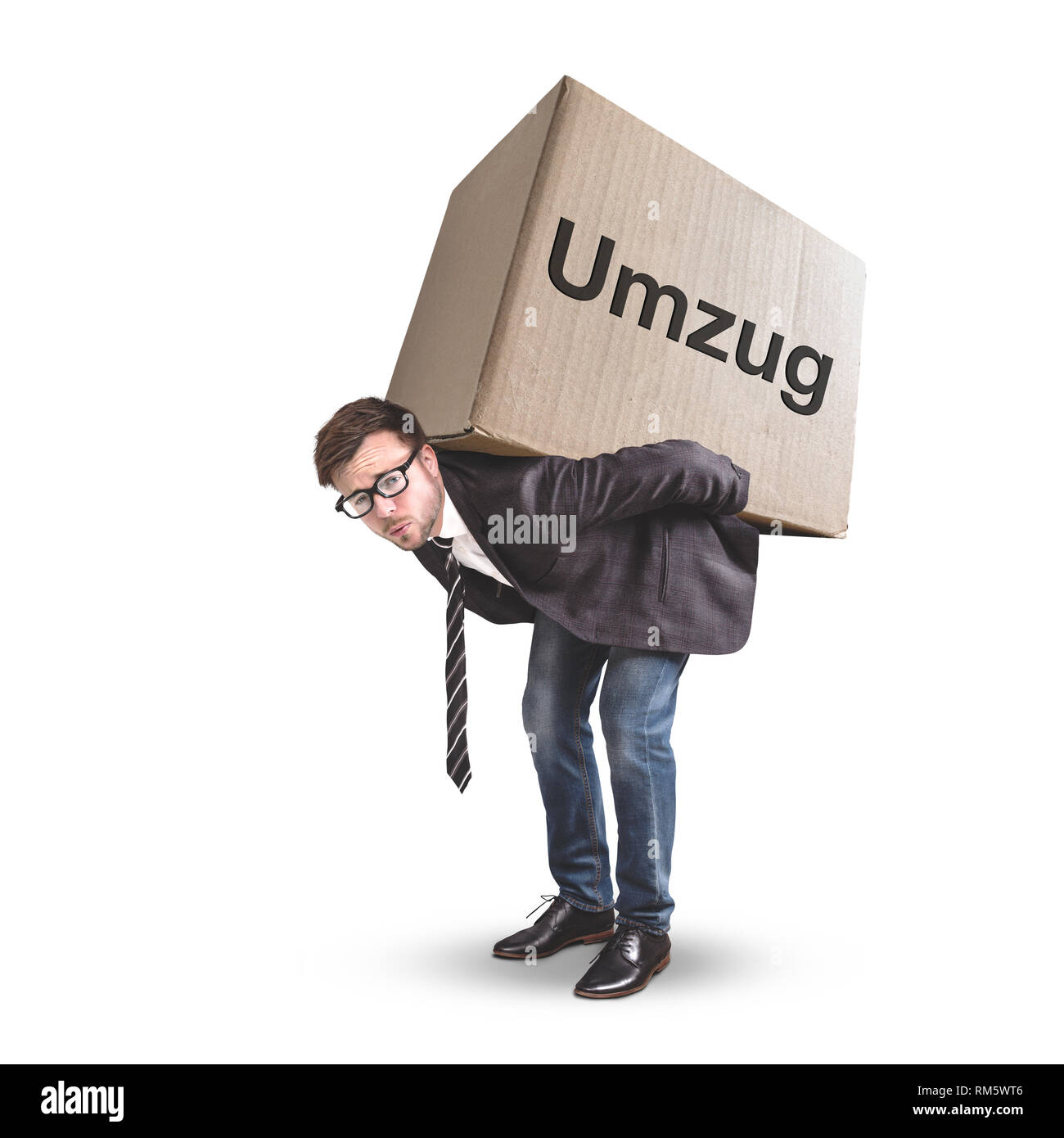 A man is carrying a large cardboard box with the German word „Umzug“ Stock Photo