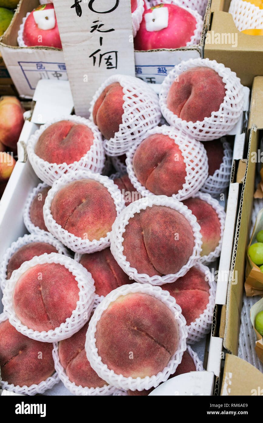 Each peach market hi-res stock photography and images - Alamy