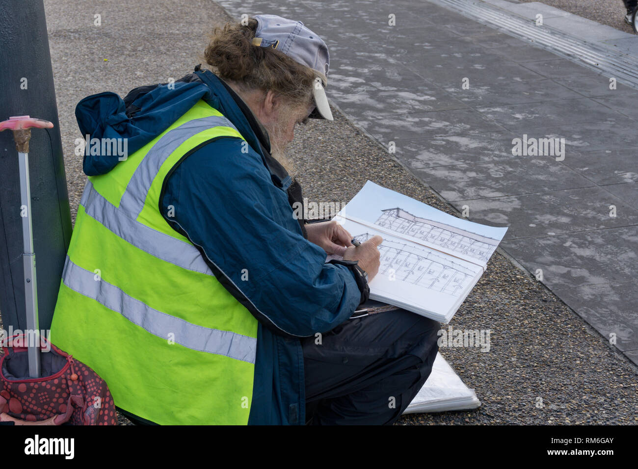 Artist on London's South Bank doing a drawing of the Globe Theatre, London, UK Stock Photo