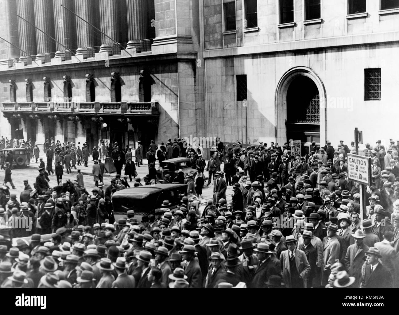 crowds outside the new york stock exchange after the 1929 crash Stock Photo