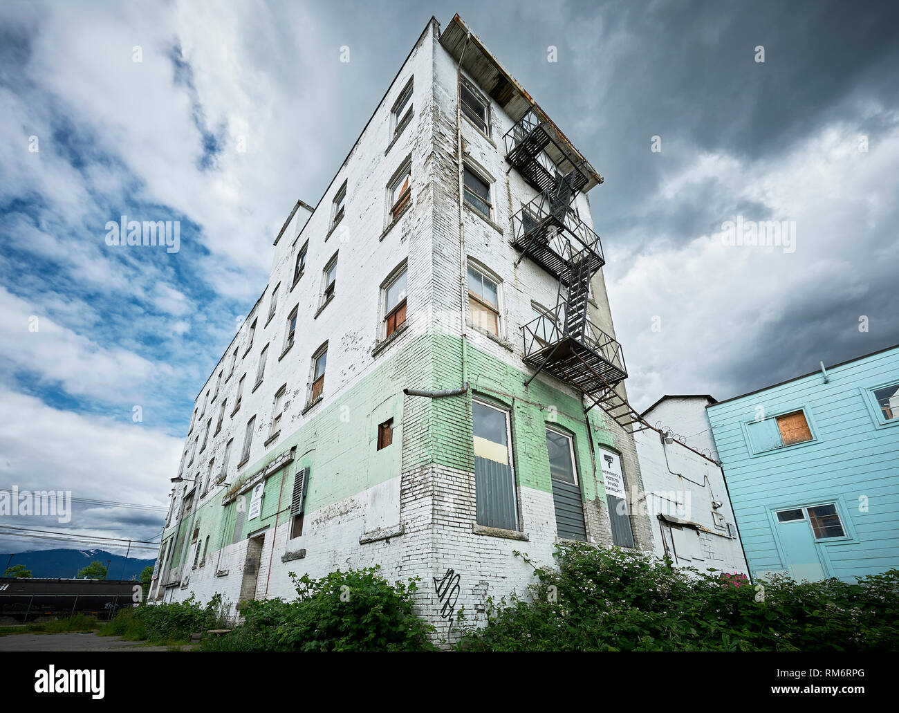Fire escape graffiti hi-res stock photography and images - Alamy