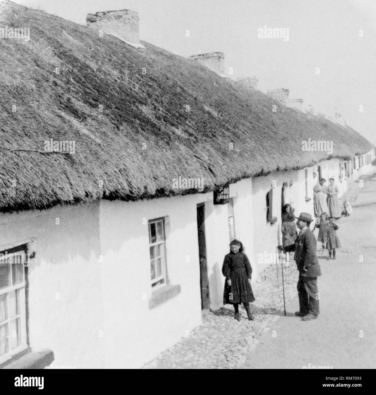 Whitewashed cottage ireland Black and White Stock Photos & Images - Alamy