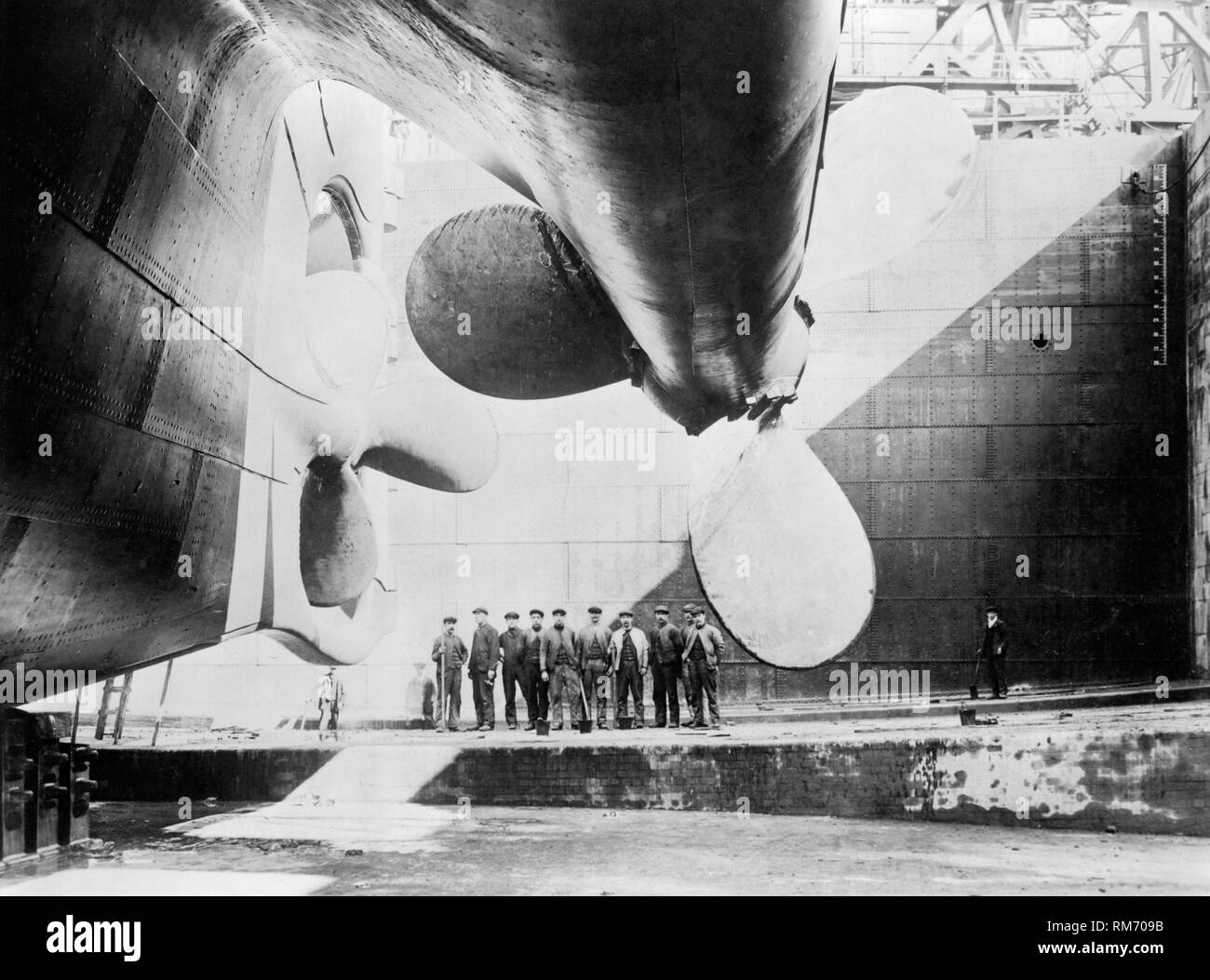 Propellers of the Titanic with workers as it is ready to launch in Belfast shipyard in 1911 Stock Photo