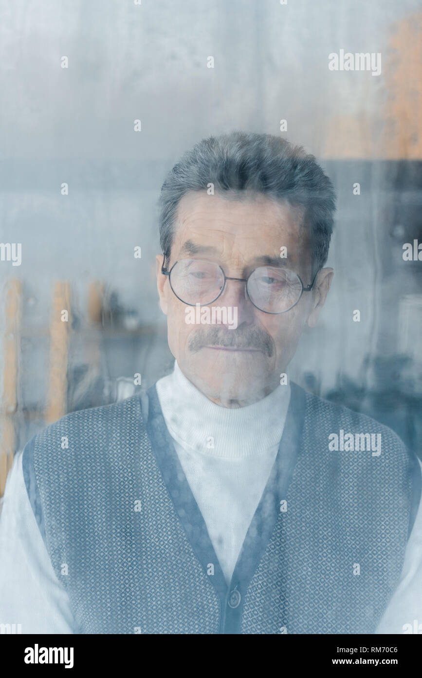 Old man sad lonely home hi-res stock photography and images - Alamy