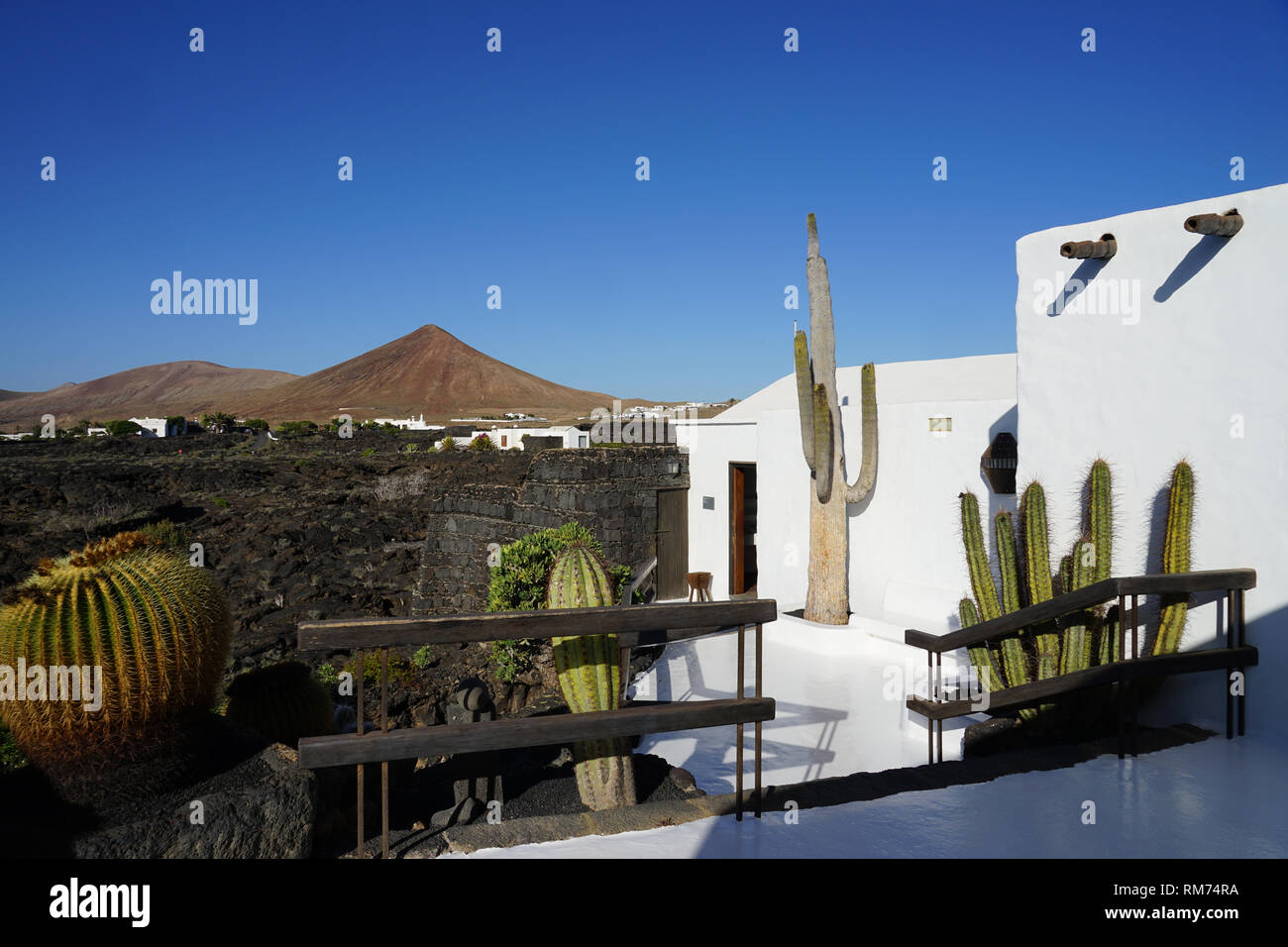 Blick von der Außenterrasse, Vulkanhaus, Garten, Fundación César Manrique,  Vulkan und Architektur, Museum, Tahiche, Lanzarote, Kanarische Inseln Stock Photo