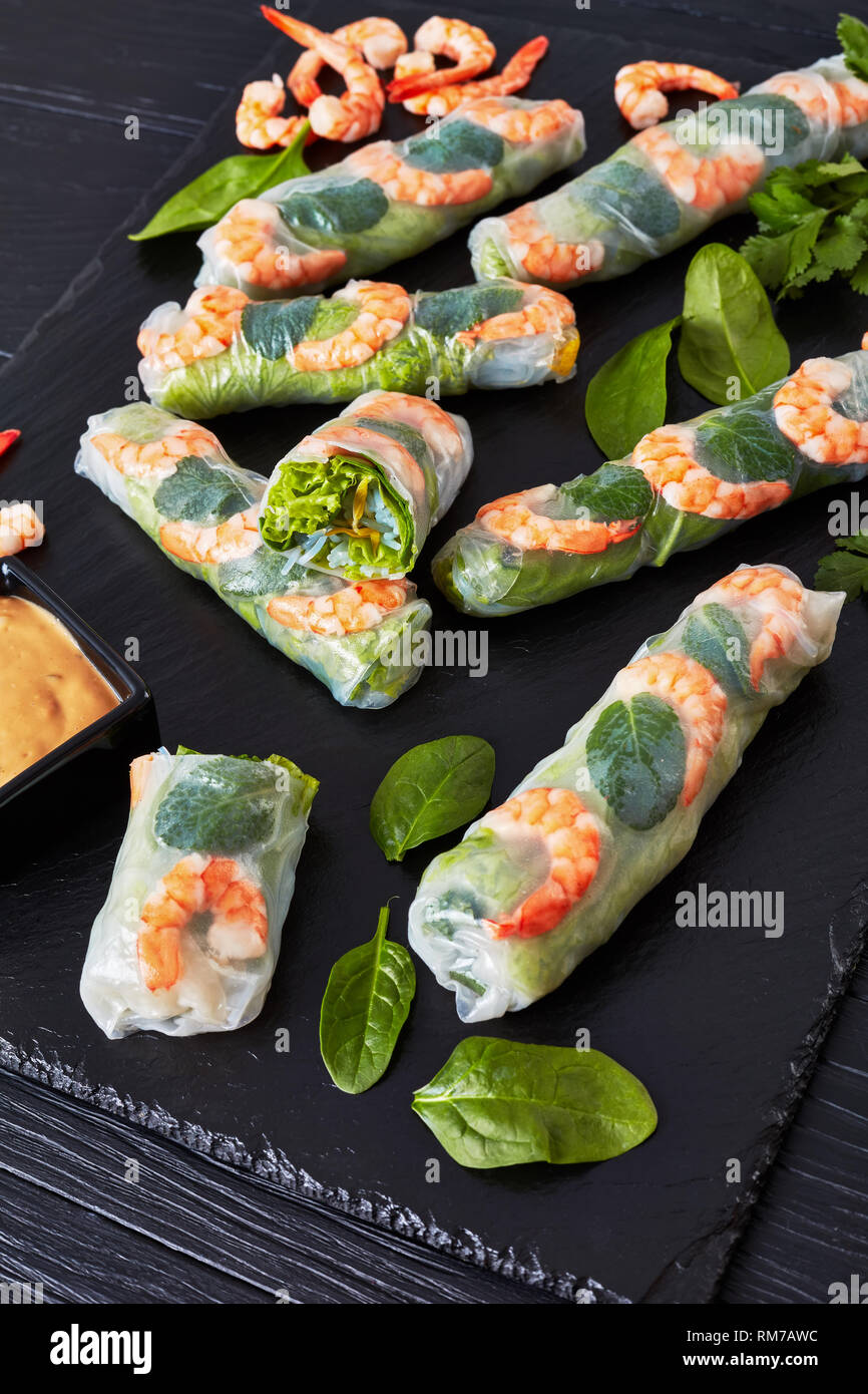 Fresh Spring Roll, Vietnamese Rice Paper Rolls loaded with lettuce, bean  sprouts, vermicelli noodles, mint and shrimps served with peanut dipping  sauc Stock Photo - Alamy