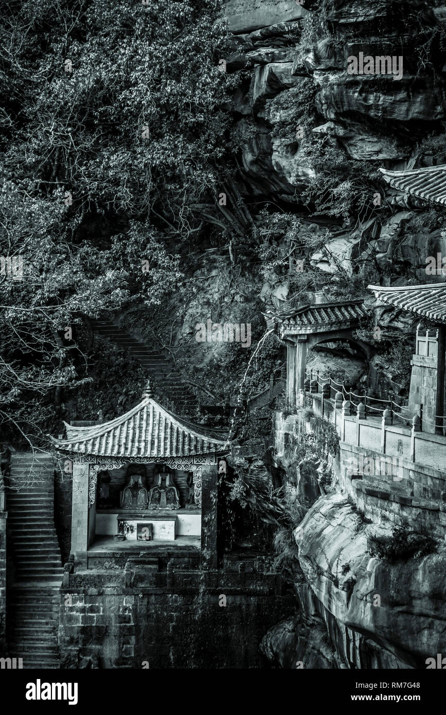 Monkey Temple a Buddhist temple built on a cliff, Shibao Mountain, Yunnan province, China Stock Photo