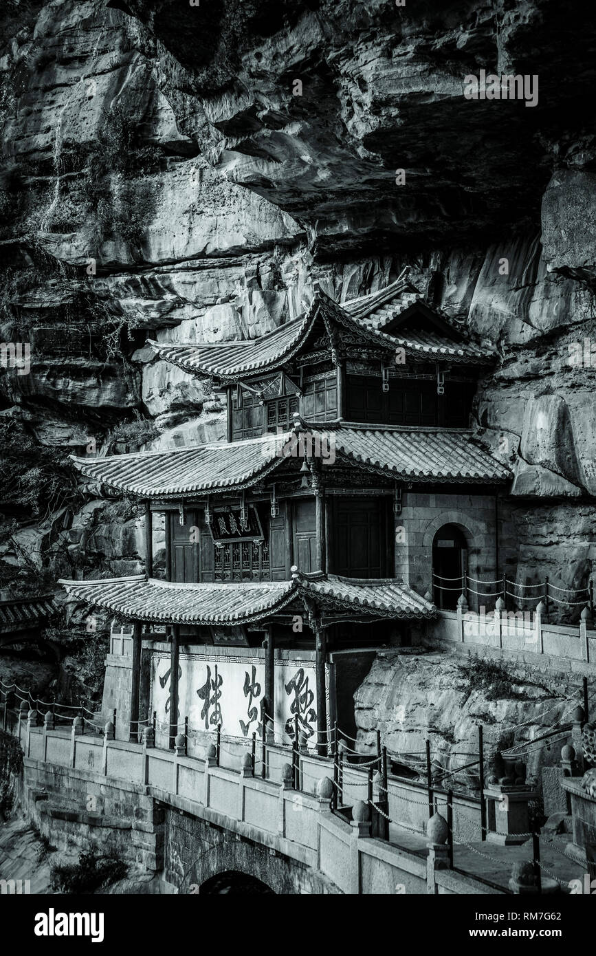 Monkey Temple a Buddhist temple built on a cliff, Shibao Mountain, Yunnan province, China Stock Photo