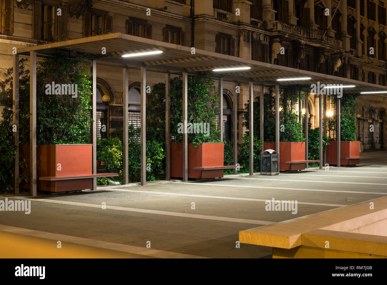 Empty benches square hi-res stock photography and images - Alamy