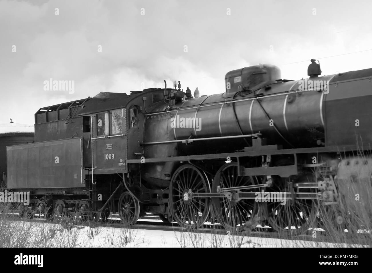 KOUVOLA, FINLAND - DECEMBER 26, 2018: Steam train Ukko-Pekka going from Kouvola to Kotka. The steam locomotive Hr1 1009 was made in 1948 and restored  Stock Photo