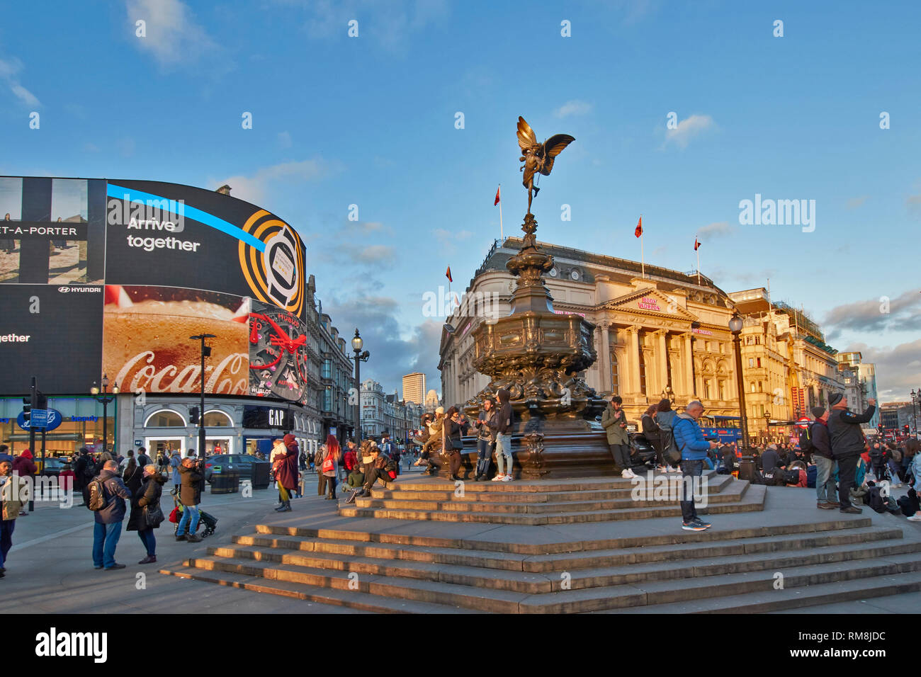 LONDON PICCADILLY CIRCUS THE STATUE OF EROS AND ADVERTISEMENTS Stock Photo