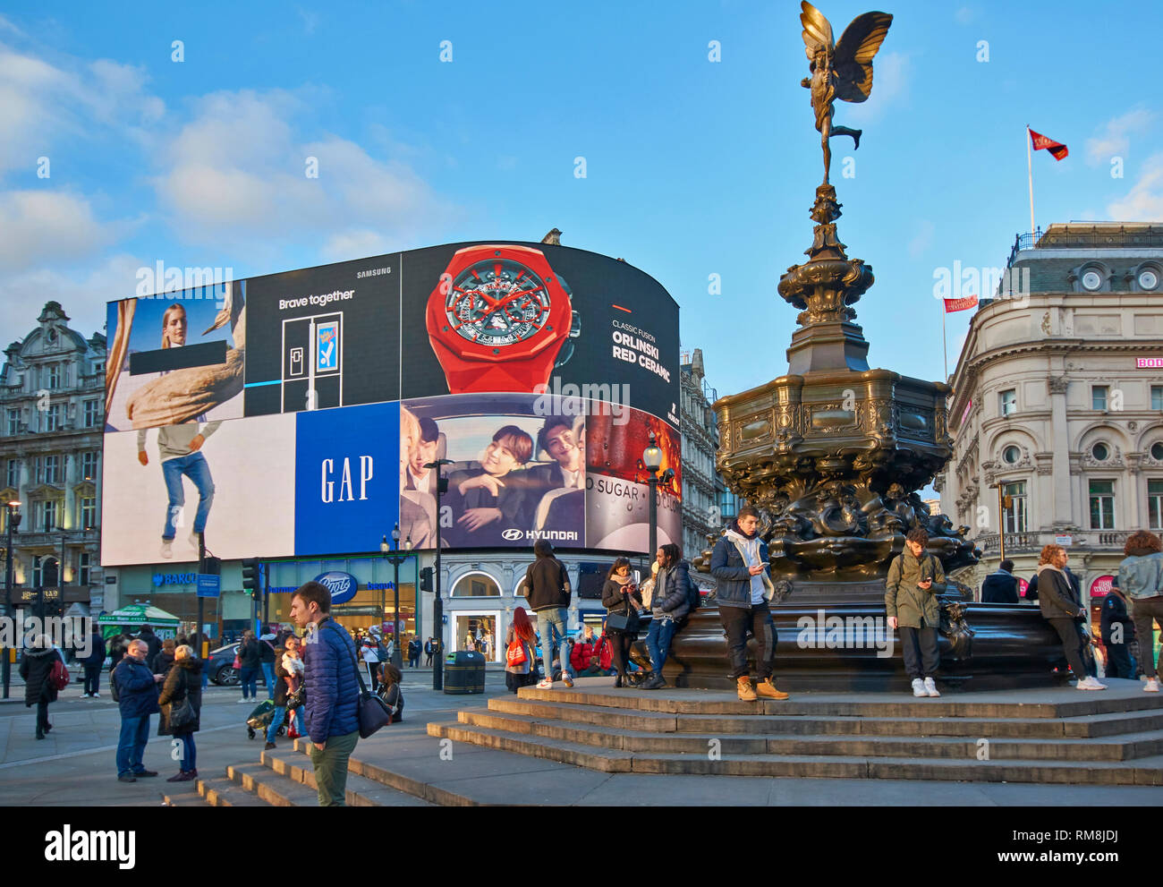 LONDON PICCADILLY CIRCUS THE STATUE OF EROS AND MANY COLOURFUL ADVERTISEMENTS Stock Photo