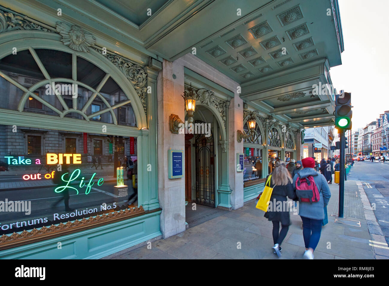 LONDON PICCADILLY FORTNUM AND MASON EXTERIOR WINDOW DISPLAY AND MAIN ENTRANCE Stock Photo