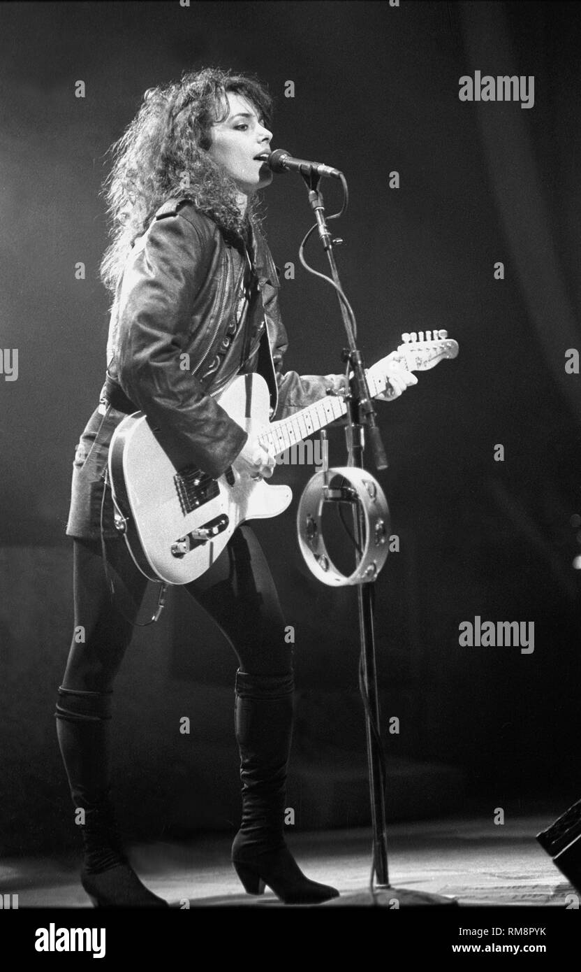Bangles Singer Susanna hoffs hi-res stock photography and images - Alamy