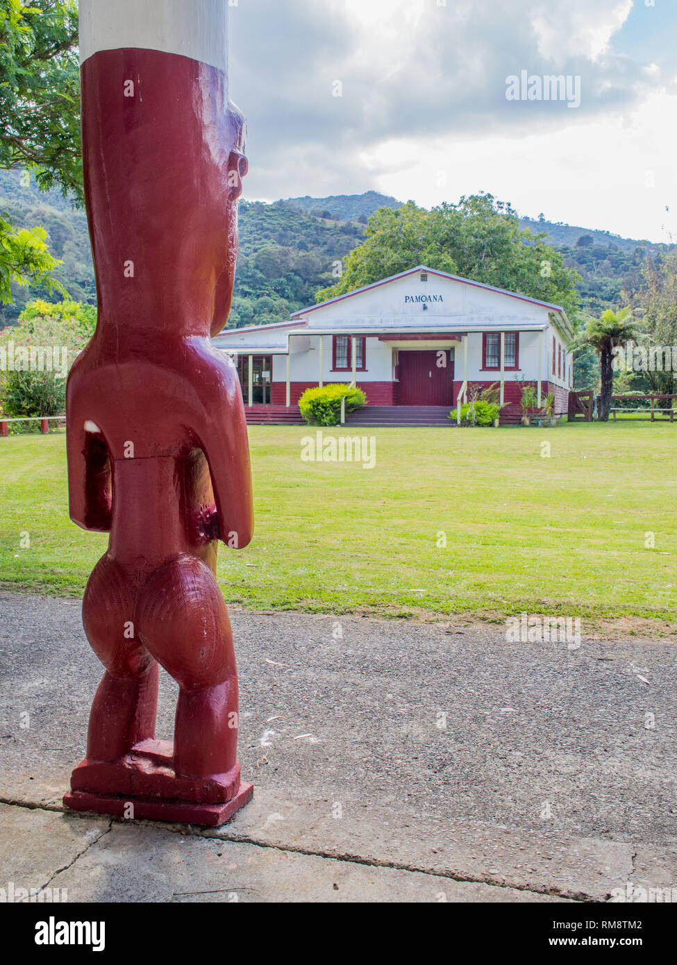 Carved  ancestor figure, wharenui Te Waiherehere, looking across to the wharekai is Pamoana, Koriniti Marae, Whanganui River, New Zealand Stock Photo