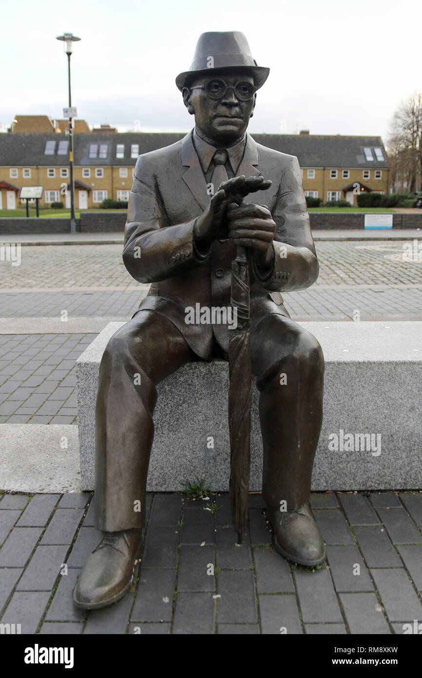 Statue of Dr Alfred Salter (16 June 1873 – 24 August 1945) in Bermondsey who was a British medical practitioner and Labour Party politician. Stock Photo