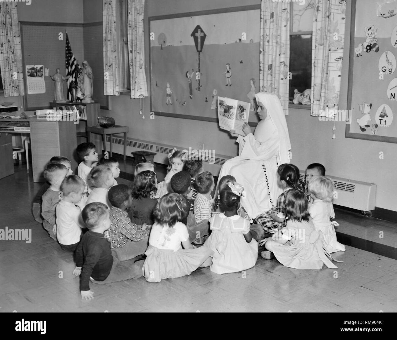 A Catholic nun teaches a classroom of first graders on Chicago's South Side, ca. 1962. Stock Photo