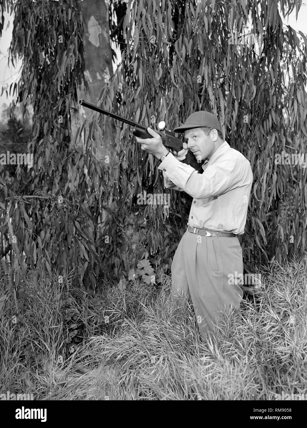 A hunter takes aim with a shotgun while hunting in Florida, ca. 1954. Stock Photo