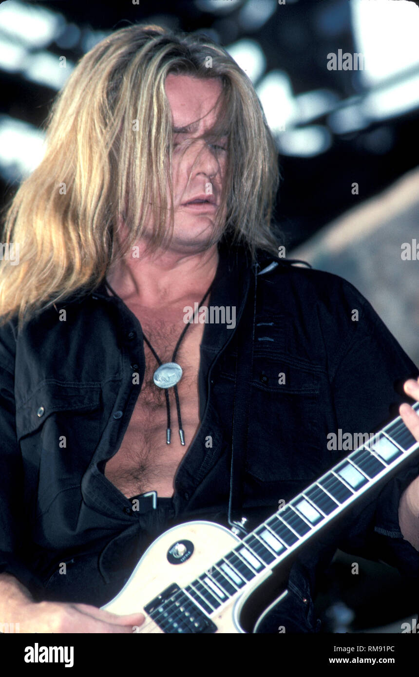 værksted tavle Terapi Guitarist Billy Duffy of The Cult is shown performing on stage during a  concert appearance Stock Photo - Alamy