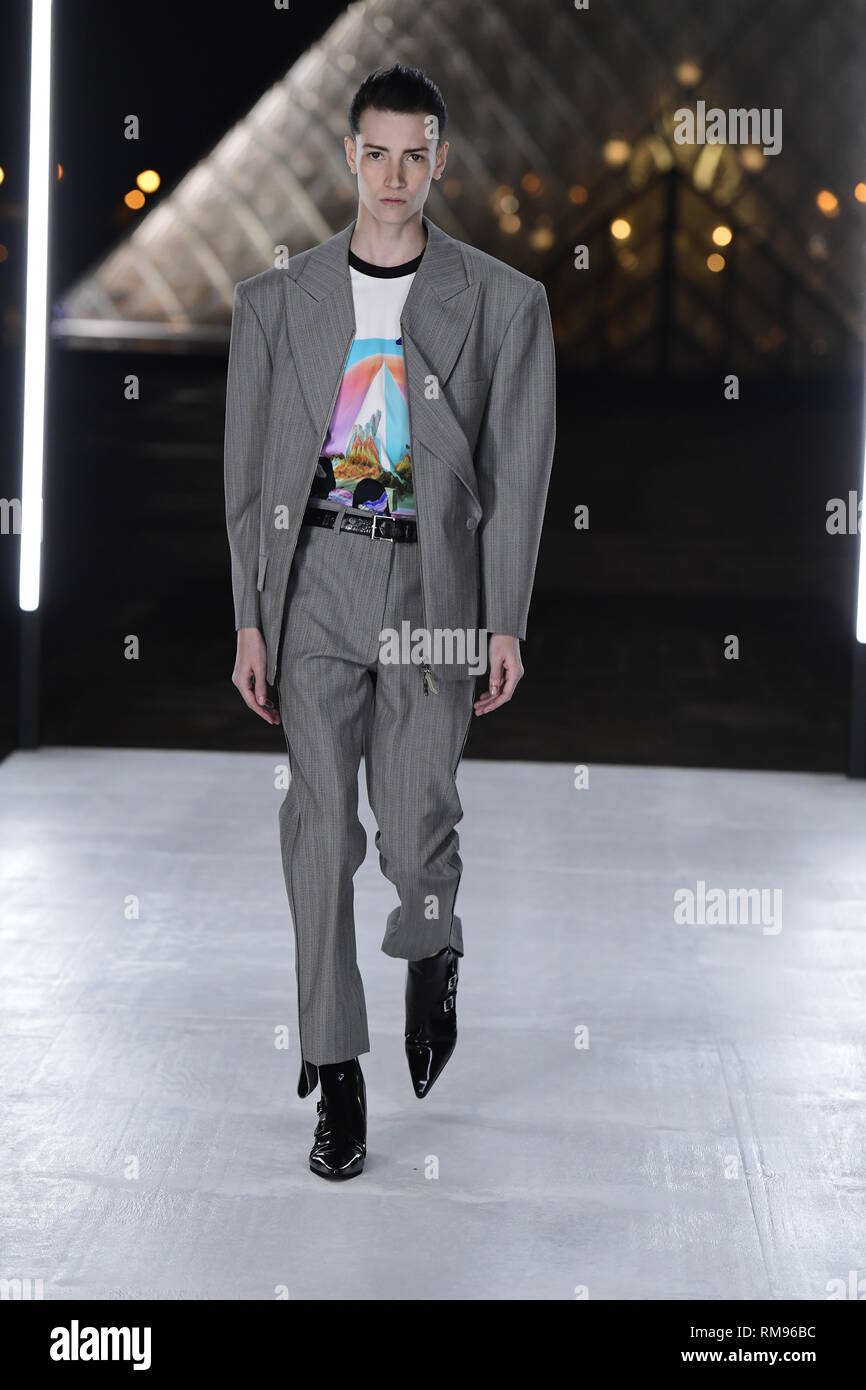 Louis Vuitton Paris Menswear Spring Summer Model white shirt and tie white  short trousers and black belt silver shoes and Stock Photo - Alamy