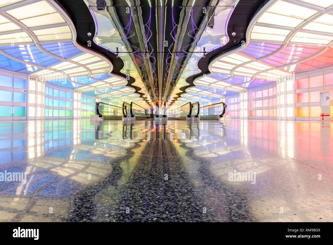 Moving walkways, Helmut Jahn tunnel passageway of United Airlines Terminal, Chicago O'Hare International Airport Terminal, Chicago, Illinois, USA Stock Photo