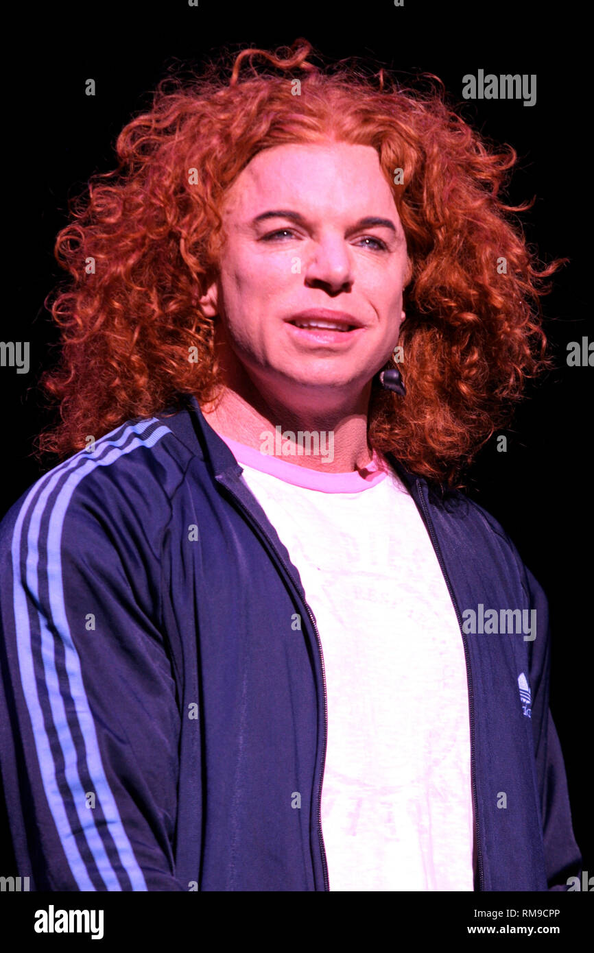 kompensere organ lægemidlet Comedian Scott Thompson, better known by his stage name Carrot Top is shown  performing onstage during a concert appearance Stock Photo - Alamy