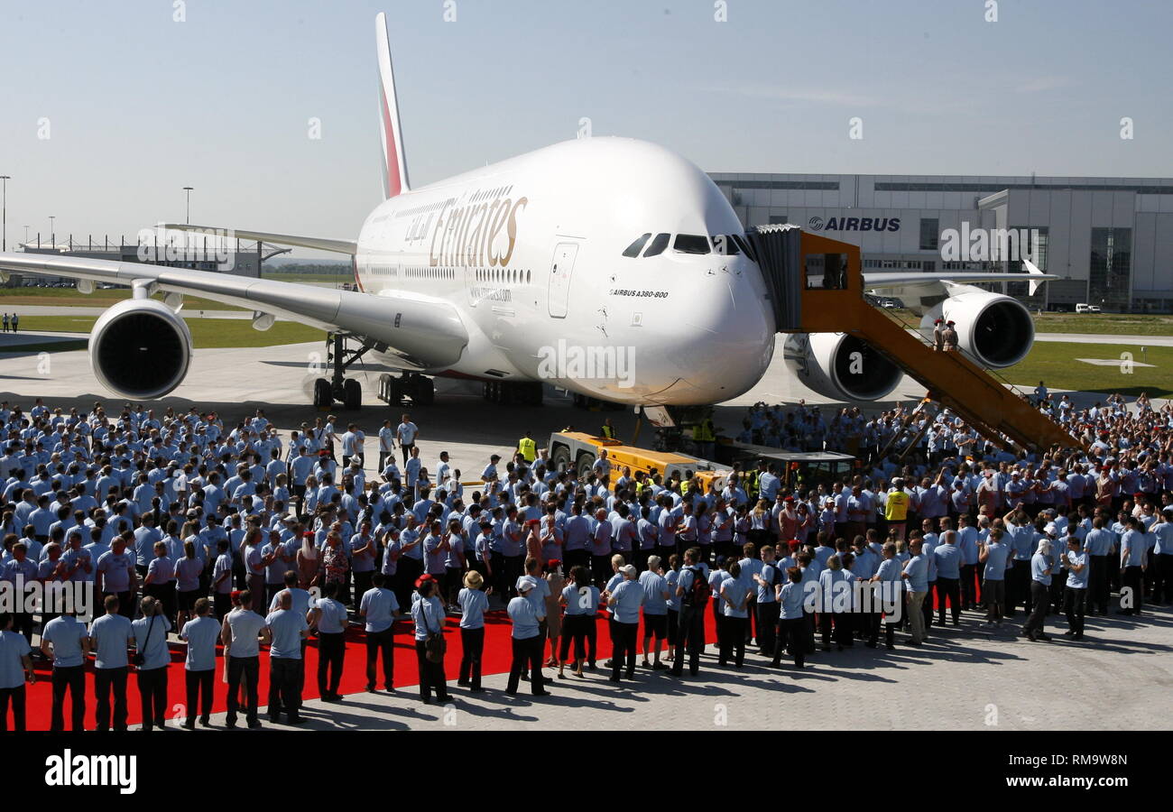 Hamburg Germany 28th July 2008 Airbus Employees Attend The Handing Over Ceremony Of The First Airbus A380 To Arabian Airline Emirates At The Airbus Plant In Hamburg Germany 28 July 2008 The