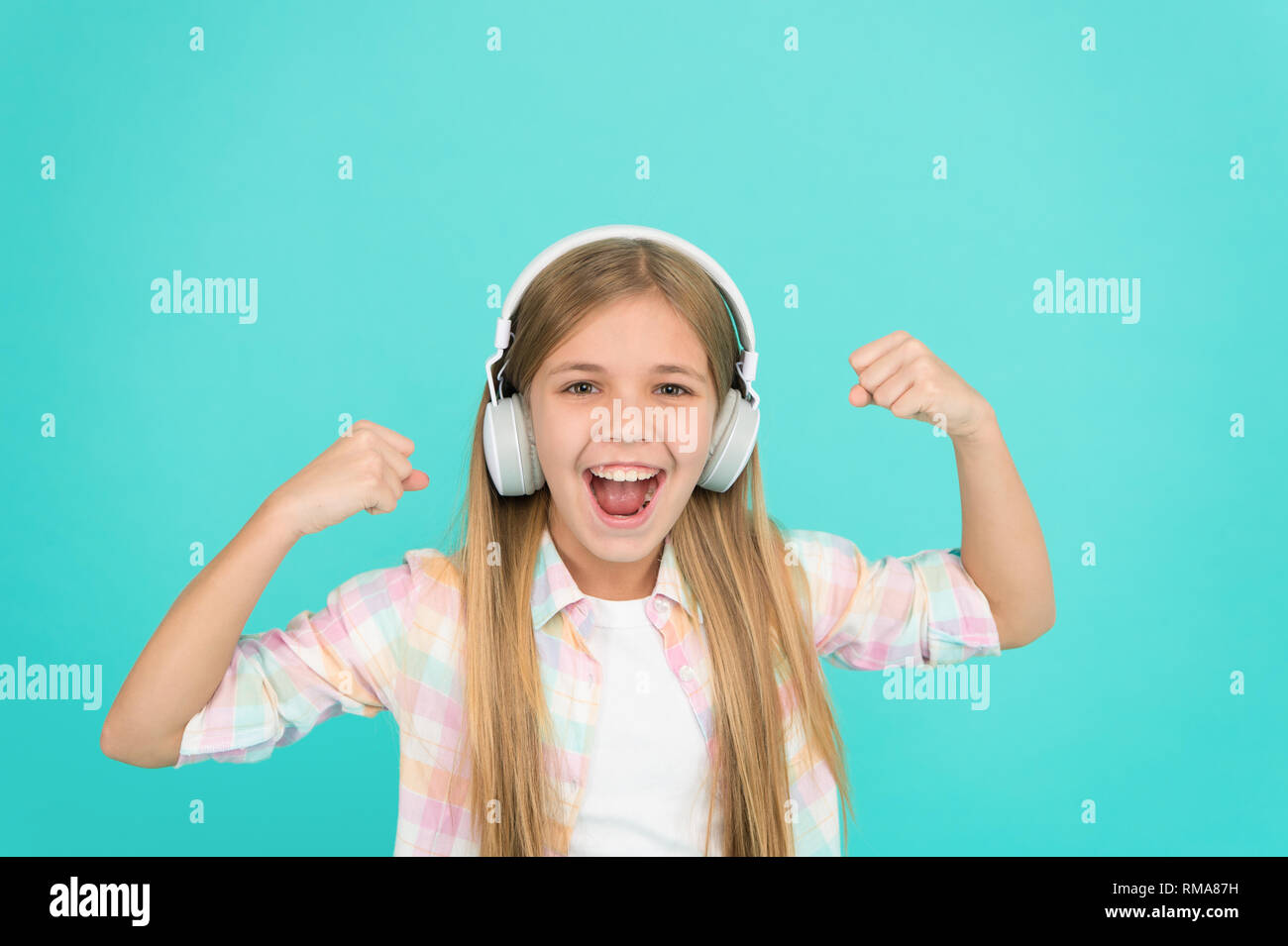 диджей вечеринка. музыкальная подборка. включи музыку little. включи музыку little. девушка с диджейским пультом.