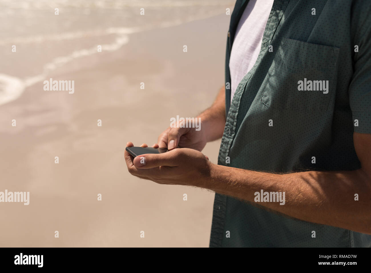 Mobile phone beach handsome hi-res stock photography and images - Alamy