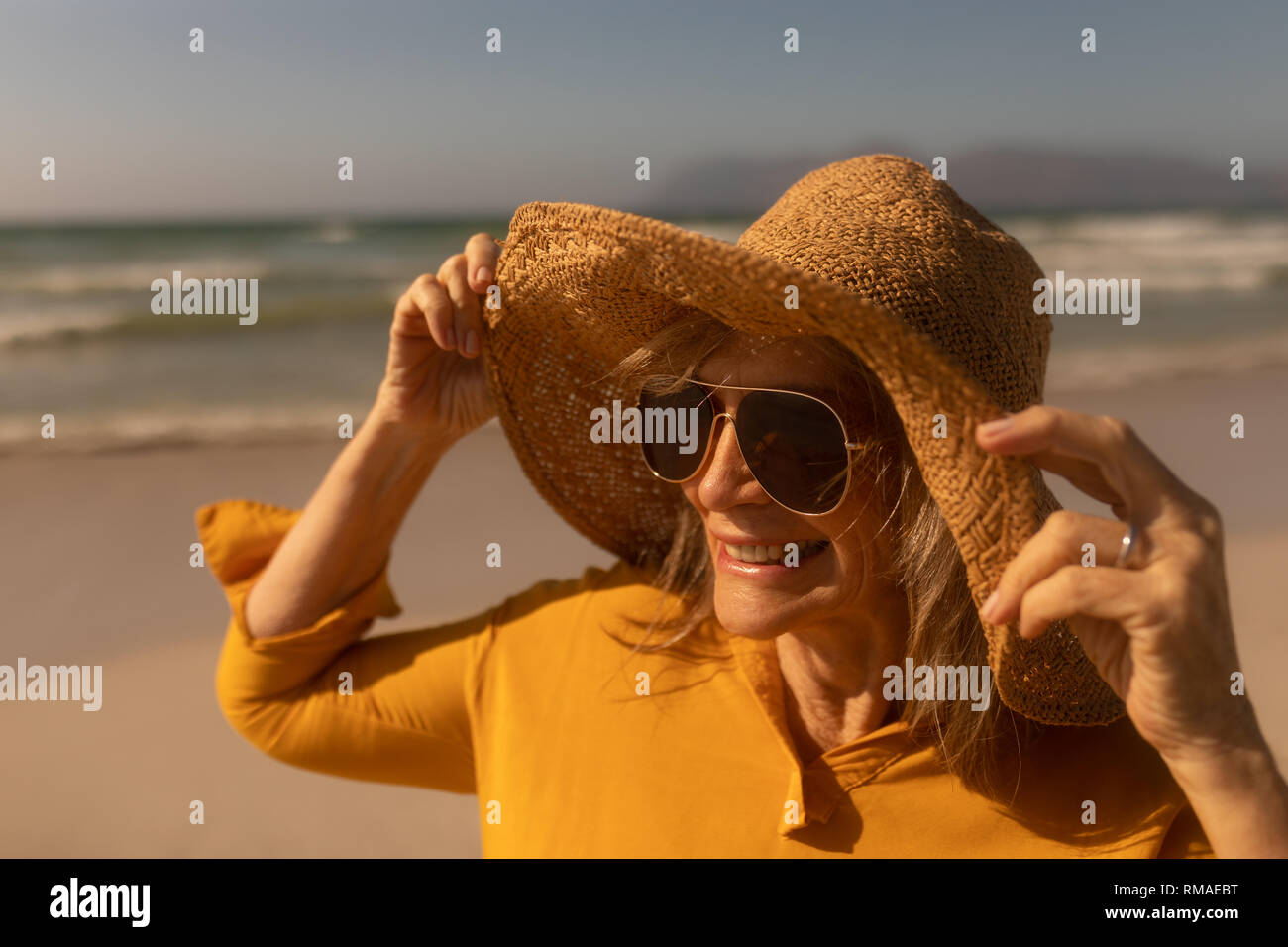 Woman hat sunglasses beach hi-res stock photography and images - Alamy