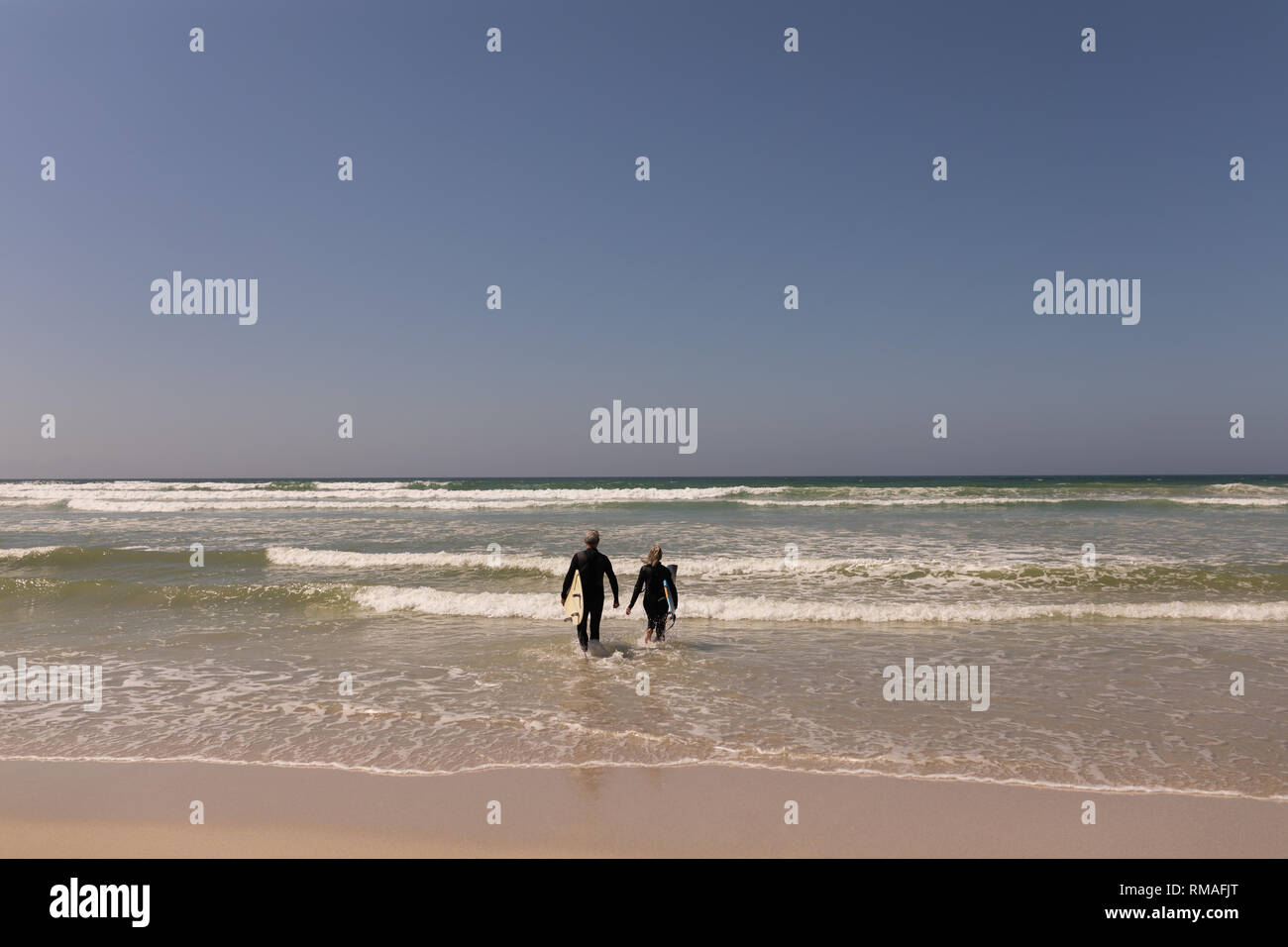 Senior surfer couple walking hi-res stock photography and images - Alamy