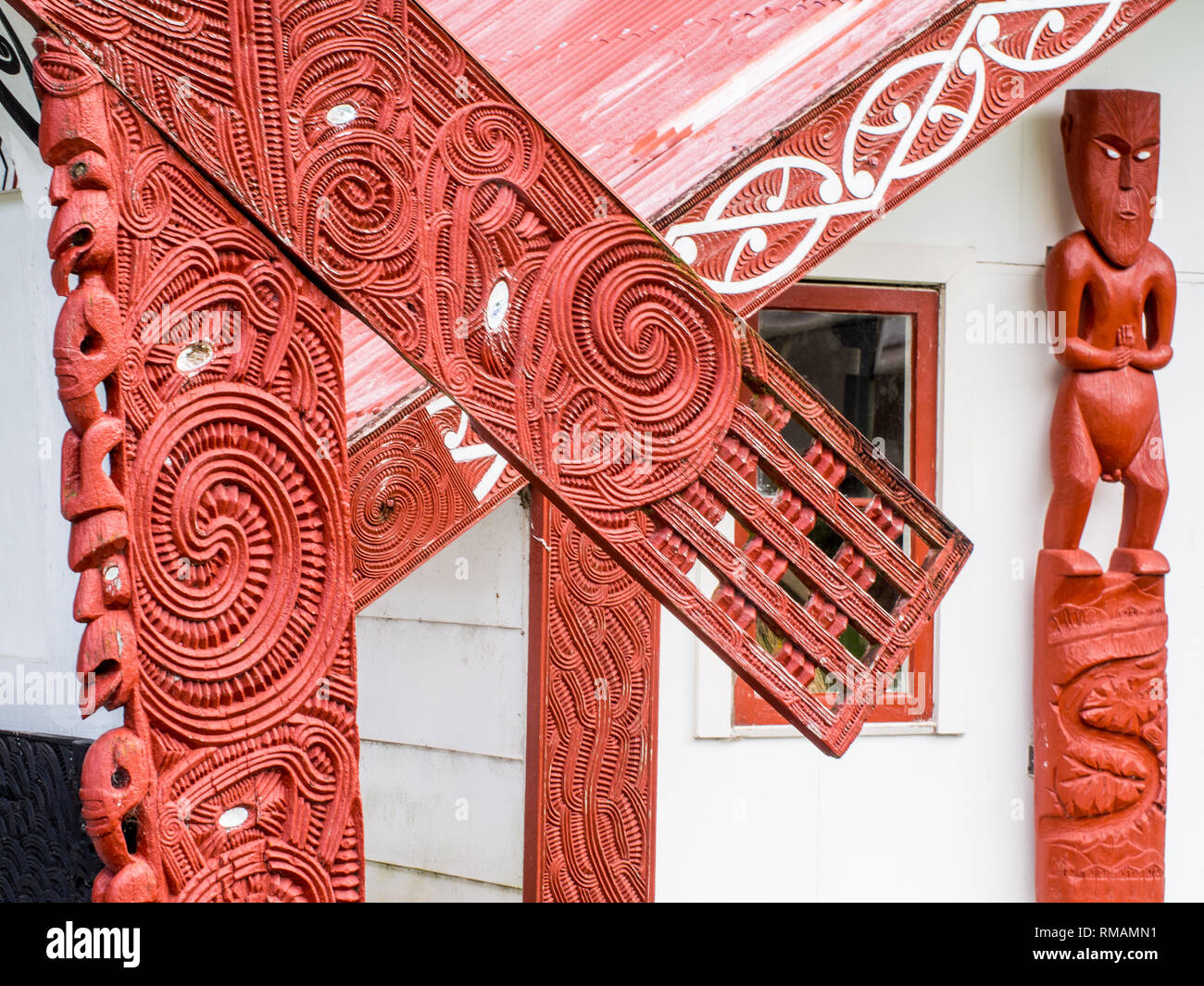 Detail of carved meeting houses, amo and maihi, carved ancestor figure, Koriniti Marae, Whanganui River, New Zealand Stock Photo