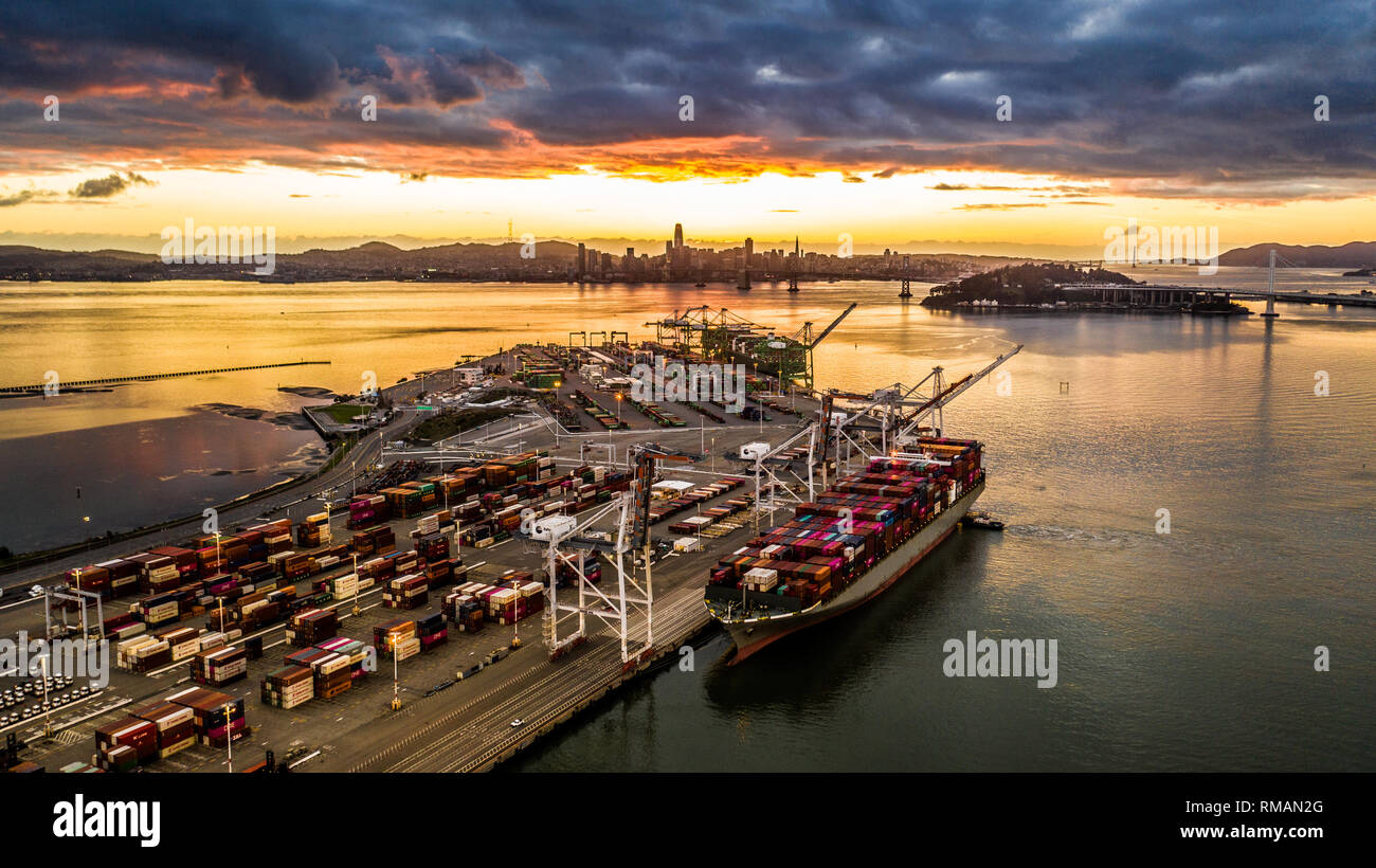 Cargo ship in the Port of Oakland, California Stock Photo Alamy