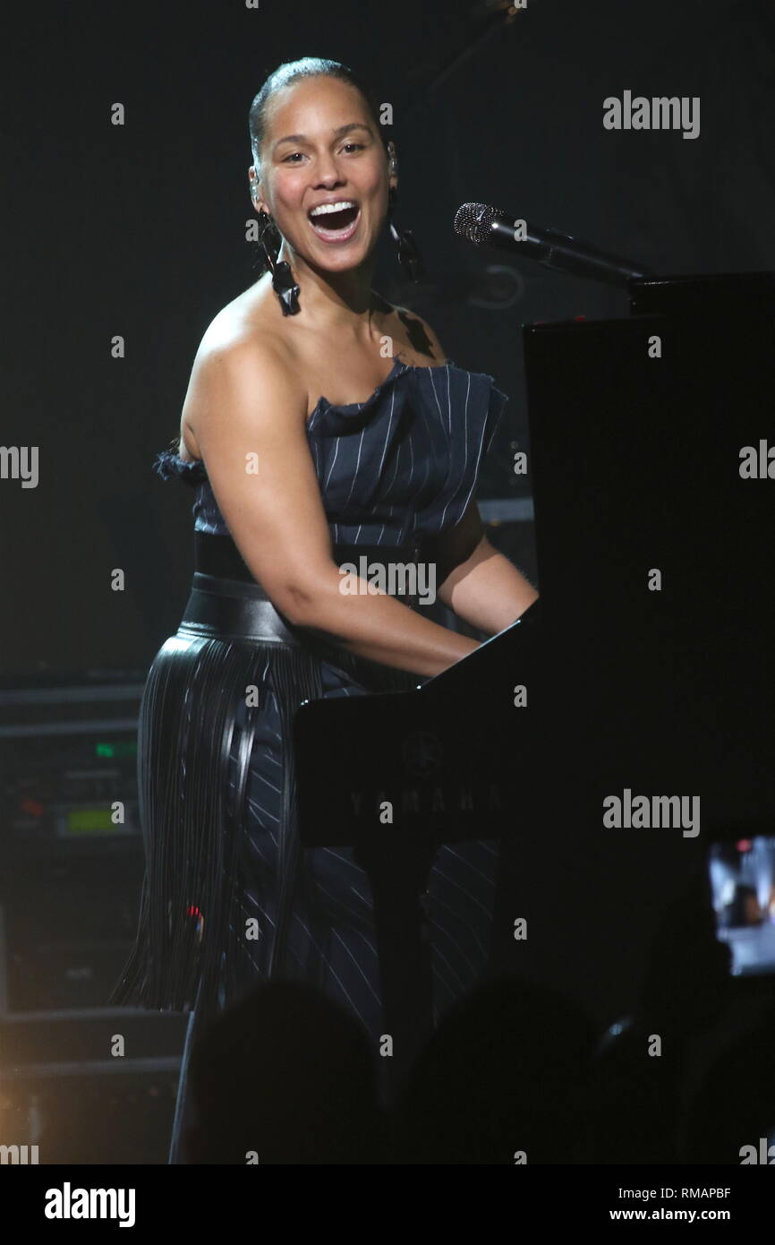 Alicia keys singing hi-res stock photography and images - Alamy