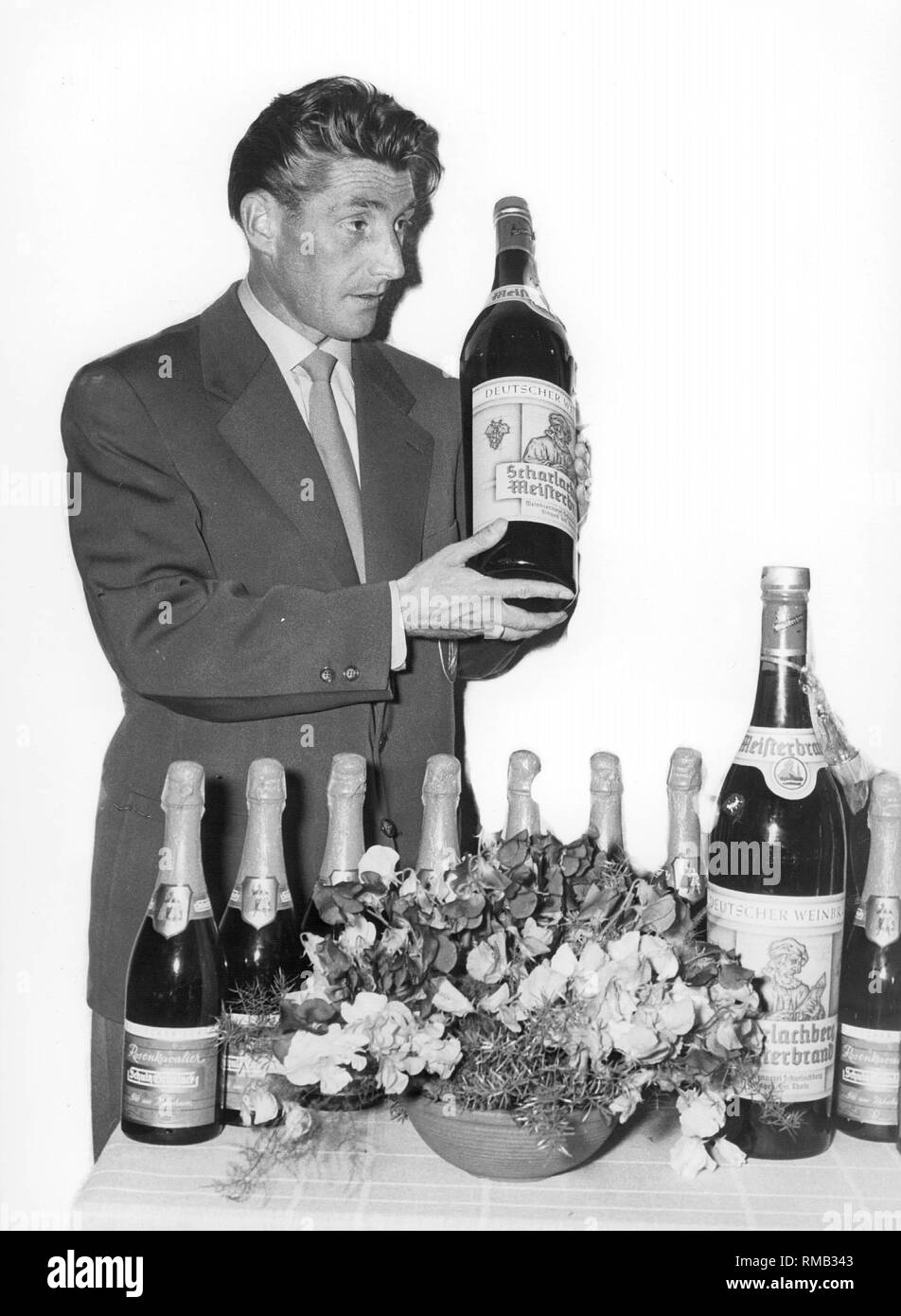 Fritz Walter presents sparkling wine at the reception of the national team in Lindau. In 1954, Germany won the FIFA World Cup for the first time in Switzerland. Stock Photo