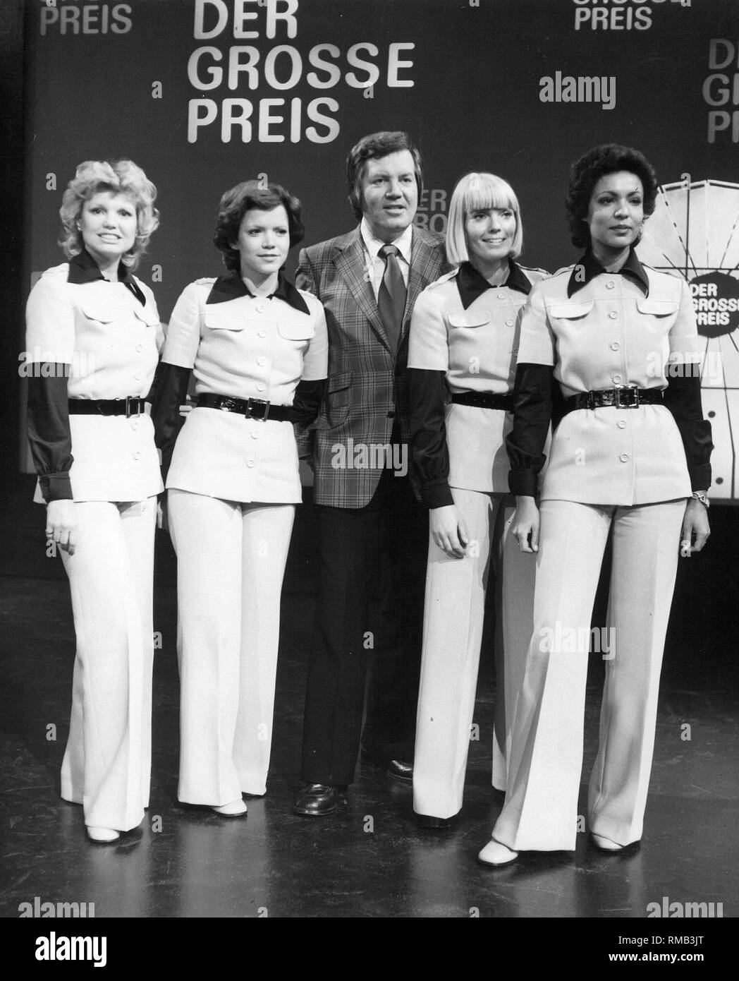 Wim Thoelke (mi.) with his assistants Marianne, Silvia, Beate and Janita  (from left) in the TV show "Der Grosse Preis Stock Photo - Alamy