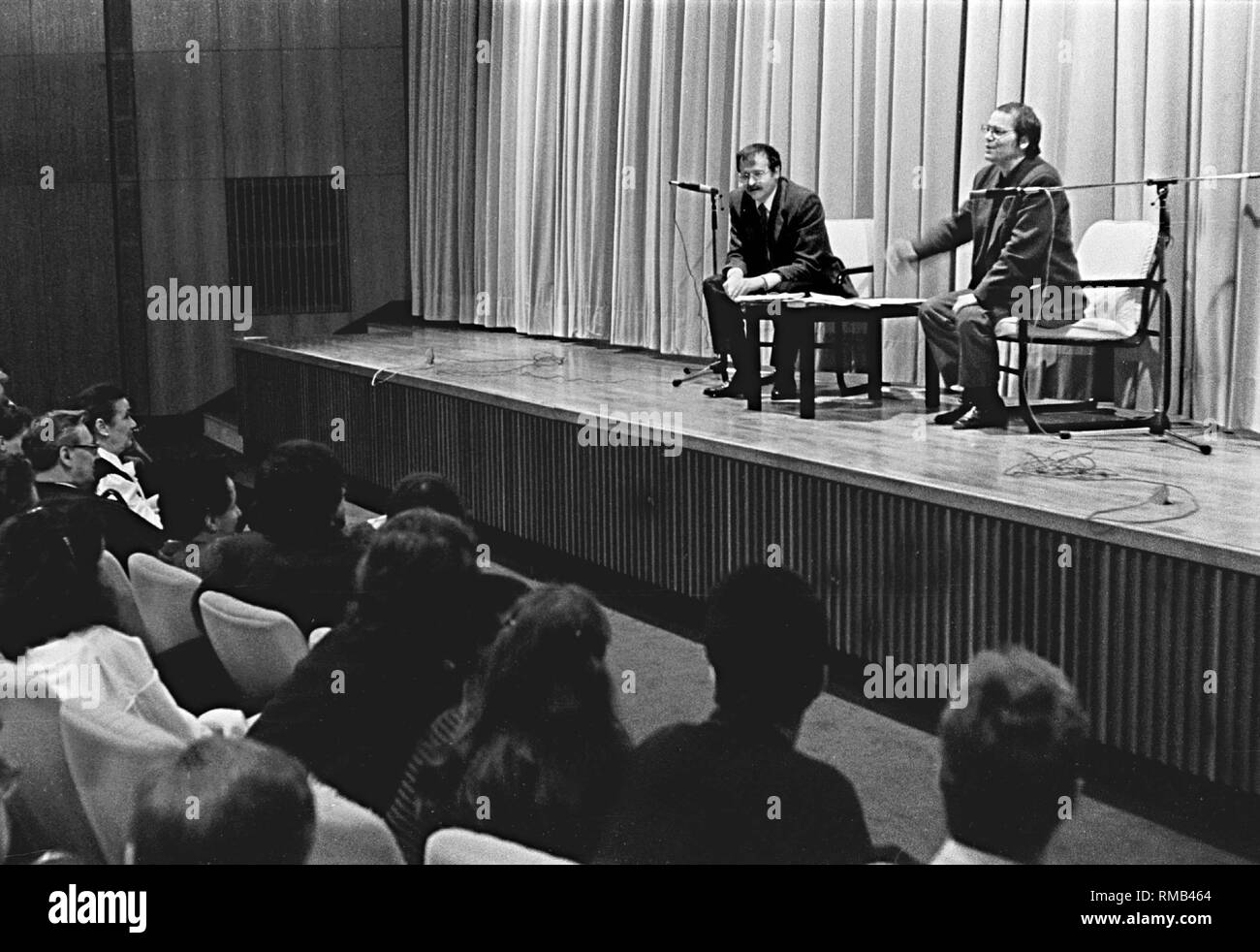 Germany, Berlin, 25.02.1987, the French poet Alain Lance with Volker Braun at a reading in the CCF (Center Culturel Franzaise). Stock Photo
