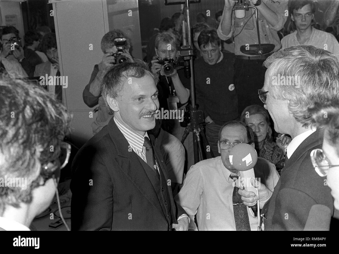 Germany, Berlin, March 18, 1990: People's Chamber election of the GDR in 1990. It is the first Democratic election in the GDR. Election event of the SPD in the Saalbau (roofed hall) in Friedrichshain: Ibraim Boehme is coming. Stock Photo
