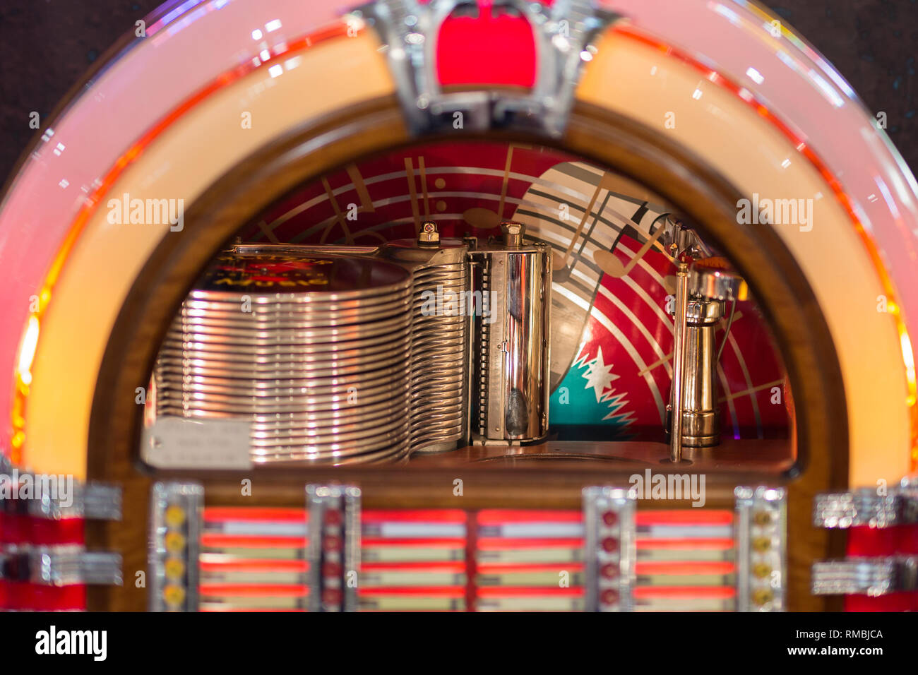 Retro jukebox Music and Dance in bars in the 1950s Stock Photo Alamy