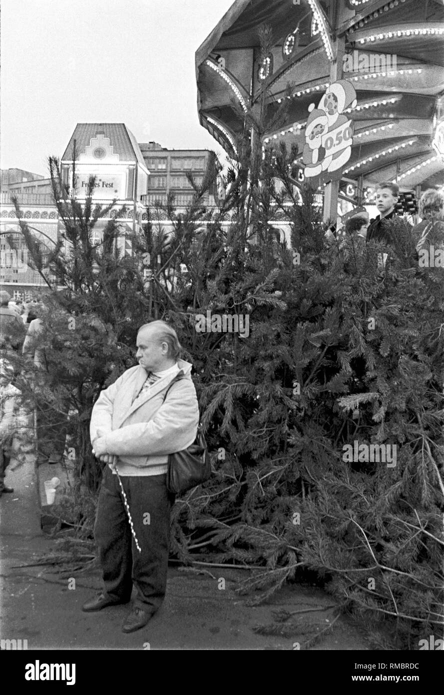 Christmas market at Alexanderplatz, lonely man, Germany, Berlin-Mitte, 29.11.1987. Stock Photo
