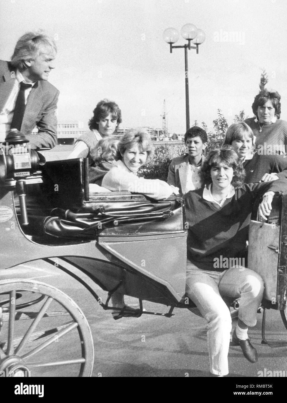 Sport moderator Dieter Kuerten in a carriage full of athletes on the way to a symposium on 'Woman in Sport', from left to right: Dieter Kuerten, Ingrid Mickler-Becker, Annegret Richter, Wilma Rudolph, Klaudia Kohde, Eva Pfaff and Rosi Mittermaier. Stock Photo