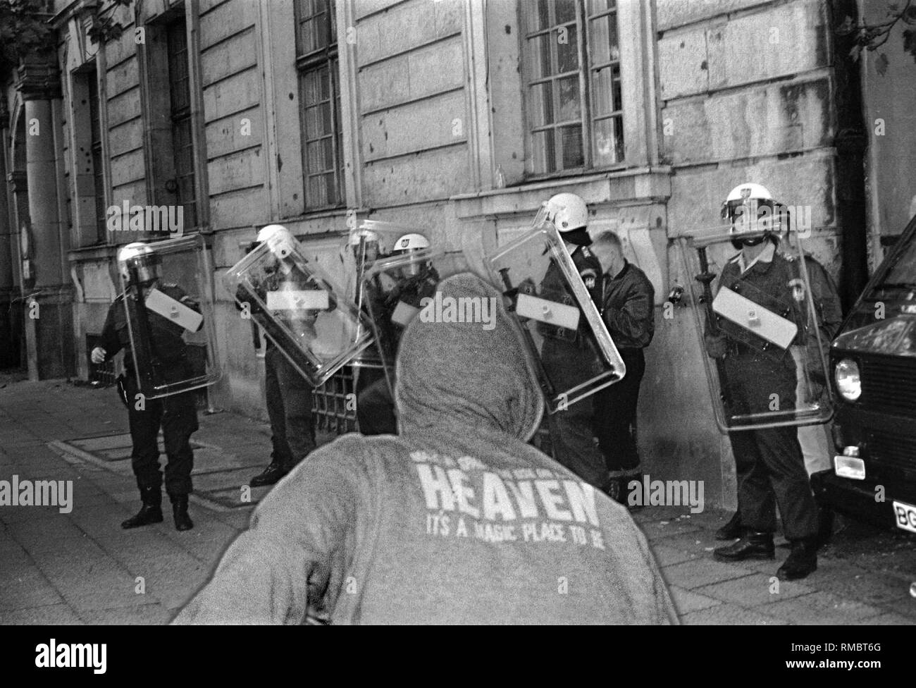 Demo of the autonomists for the Reunification on 3 October 1990, in the course of which a few alleged Nazis are identified and beaten - they are protected by the police, Germany, Berlin-Kreuzberg, 03.10.1990. Stock Photo