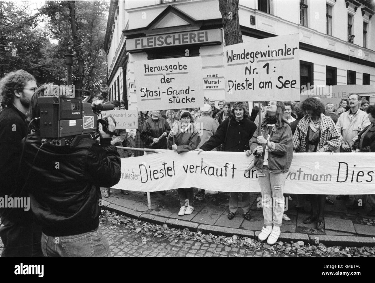 Germany, Berlin, September 21, 1990: Protest against the unlawful purchase of a villa by Peter  Michael Diestel in Zeuthen: 'Turnaround winner No. 1: Diestel am See', (former  Stasi guest-house). Stock Photo