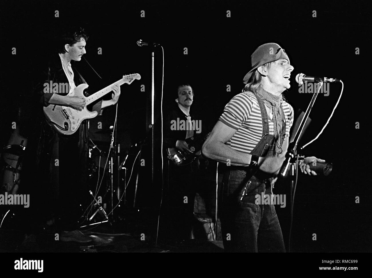 Gerhard Gundermann and band, Concert at the Literaturfest (Literary Festival) in the Congress Hall at Alexanderplatz, Germany, Berlin-Mitte, 29.11.1987. Stock Photo