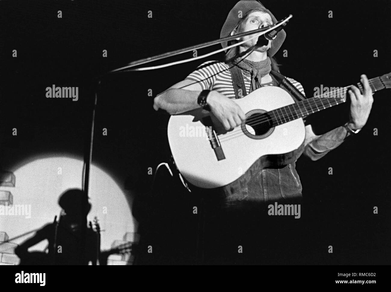 Gerhard Gundermann and band, Concert at the Literaturfest (Literary Festival) in the Congress Hall at Alexanderplatz, Germany, Berlin-Mitte, 29.11.1987. Stock Photo