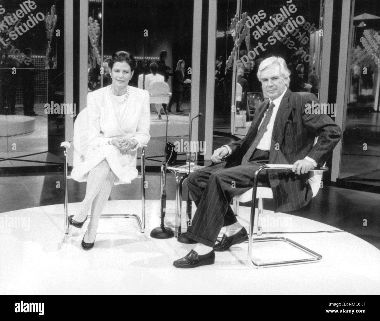 Dieter Kuerten (r.) interviews the Swedish Queen Silvia in ZDF's 'Aktuelle Sportstudio'. On this occasion the former Olympic hostess at the 1972 Summer Games in Munich presented the book 'Comeback', the proceeds of which should benefit the disabled sports. Stock Photo