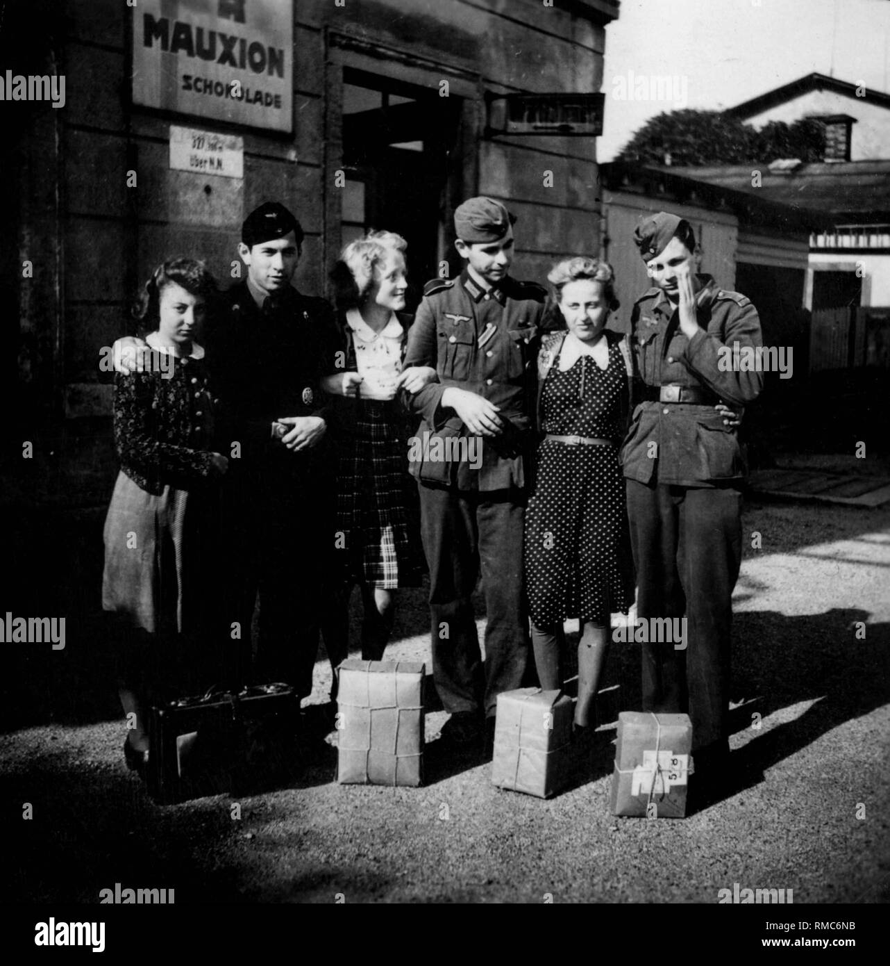 Wehrmacht soldiers with young women during a vacation of the so-called Adolf-Hitler-Freiplatzspende in Rueckersdorf. Stock Photo