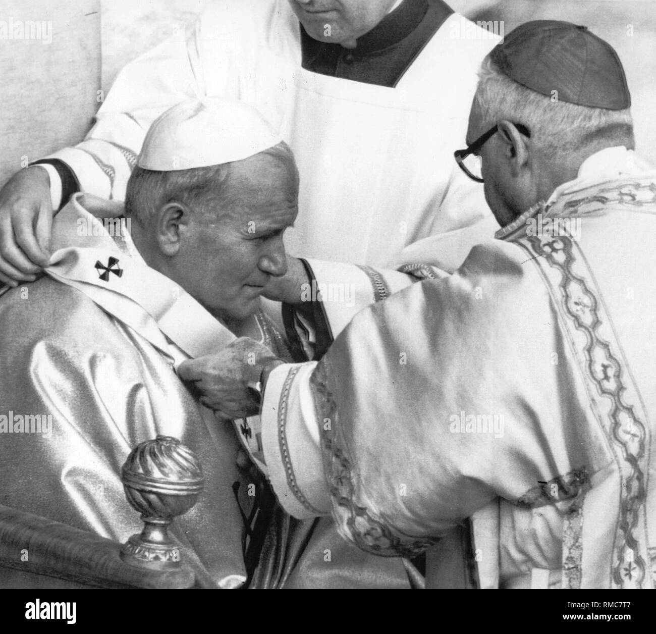 The Italian Cardinal Ferici (right) puts the pallium on the new Pope John Paul II, as a sign of his papacy. Stock Photo